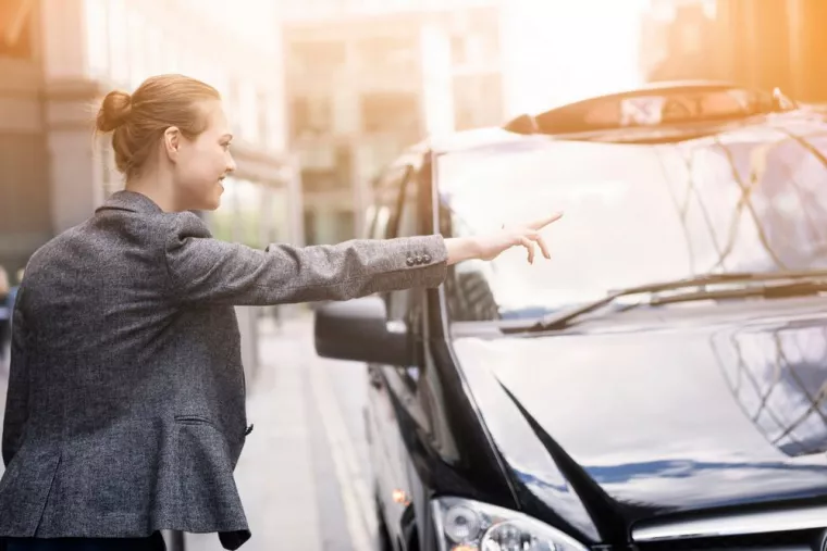 Réserver un VTC tôt le matin pour aller à l'aéroport de Nice, Saint-Tropez, TAXI 7